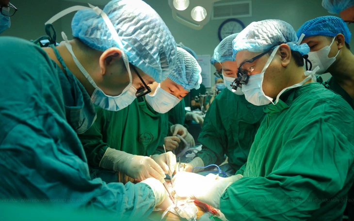 Cha và con chung tay một ca mổ đặc biệt - Ảnh 3.