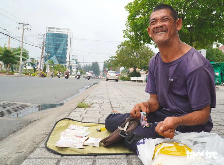 Bà con bán vé số dạo là người ơn, nhưng không thể giúp vì chính sách chưa có - Ảnh 2.