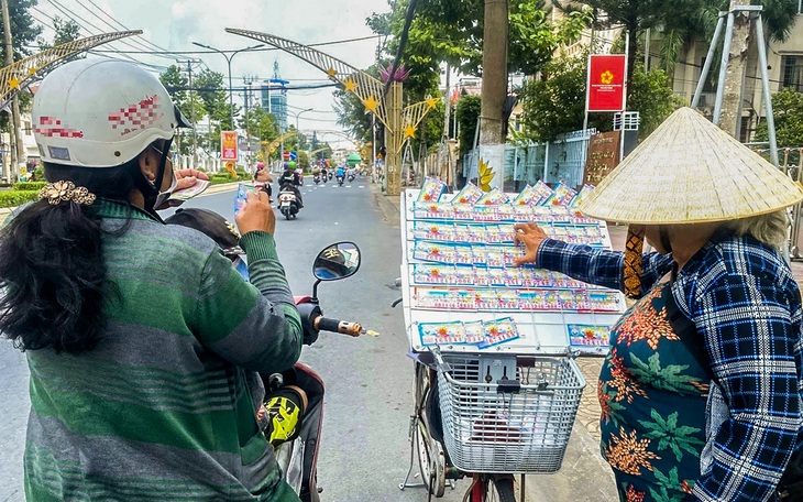 Người bán vé số dạo tham gia công đoàn - Ảnh 2.