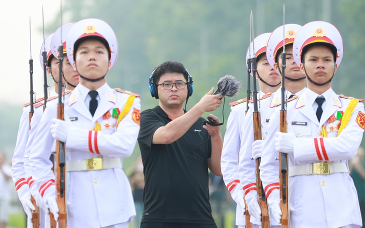 Bài thơ 'Anh ngủ thêm đi anh, em phải dậy lấy chồng' vào album của Khánh Thy - Ảnh 2.