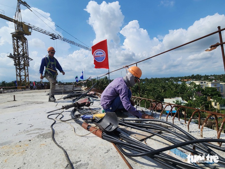 Hợp long nhịp chính cầu Chợ Gạo - Ảnh 2.