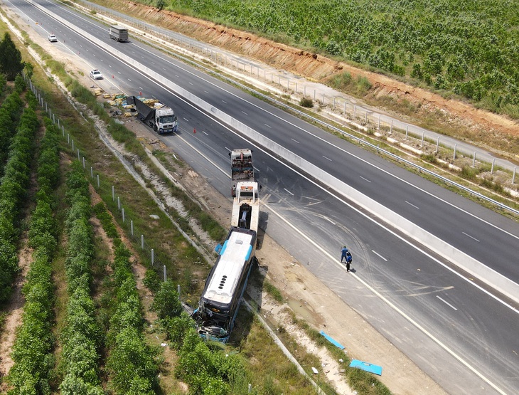 Xe khách tông đuôi xe tải trên cao tốc Phan Thiết - Dầu Giây, 5 nạn nhân nhập viện - Ảnh 1.