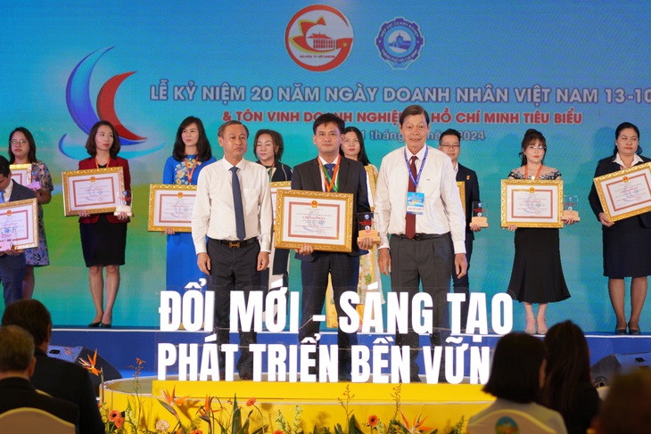 Sáng kiến xanh của Satra được tôn vinh tại Doanh nghiệp Doanh nhân TP. HCM tiêu biểu năm 2024 - Ảnh 2.