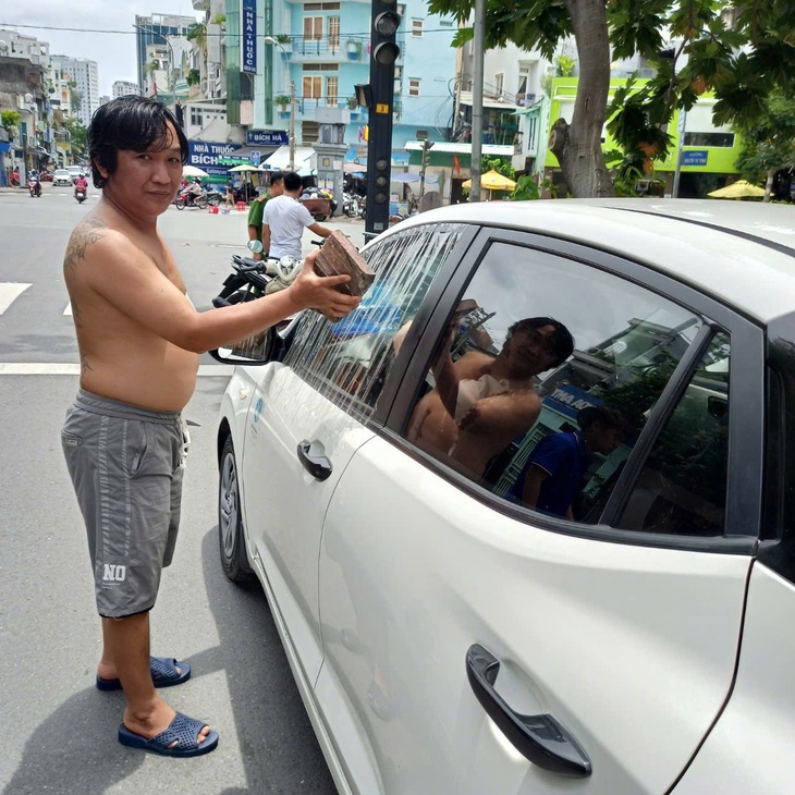 Bắt người đàn ông đập kính xe taxi công nghệ ở quận 1 - Ảnh 1.