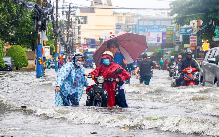 Dạ cầu An Lập - đường đi hàng ngày bất ngờ bị rào, dân phải đi vòng cả km - Ảnh 5.