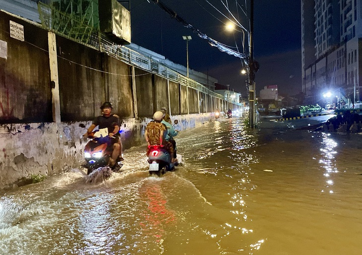 Ổ mây dông 'khổng lồ' bao phủ, cả Nam Bộ, TP.HCM đêm nay mưa to - Ảnh 1.