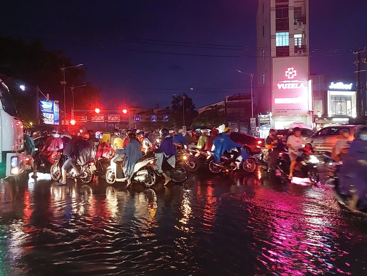 Cơn mưa kéo dài gần 2 giờ, Cần Thơ ngập sâu - Ảnh 3.