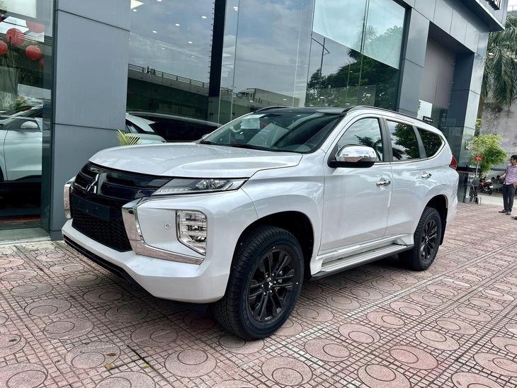 Tin tức giá xe: Mitsubishi Pajero Sport giảm tới 270 triệu tại đại lý, SUV cỡ D nay rẻ ngang Tucson - Ảnh 1.