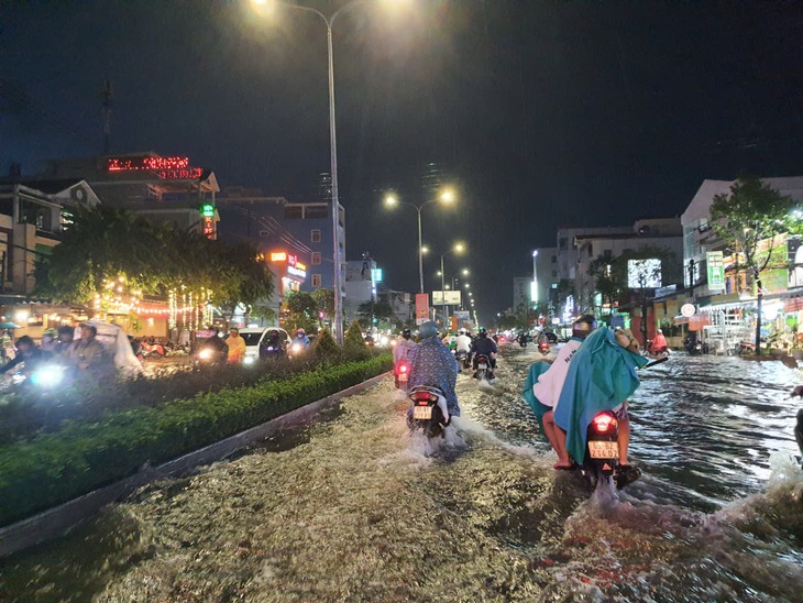 Cơn mưa lớn kéo dài gần 2 giờ, Cần Thơ ngập sâu - Ảnh 2.