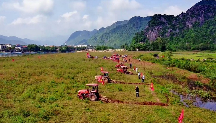 Lạ kỳ cuộc thi … cày ruộng của nông dân Phong Nha, cuốn khách du lịch - Ảnh 2.