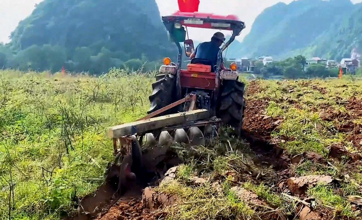 Lạ kỳ cuộc thi … cày ruộng của nông dân Phong Nha, cuốn khách du lịch - Ảnh 1.