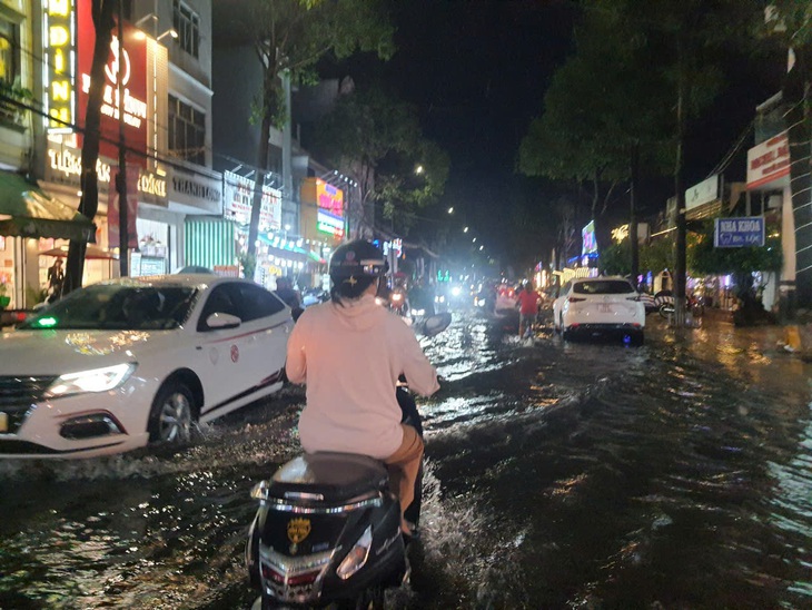 Cơn mưa lớn kéo dài gần 2 giờ, Cần Thơ ngập sâu - Ảnh 1.