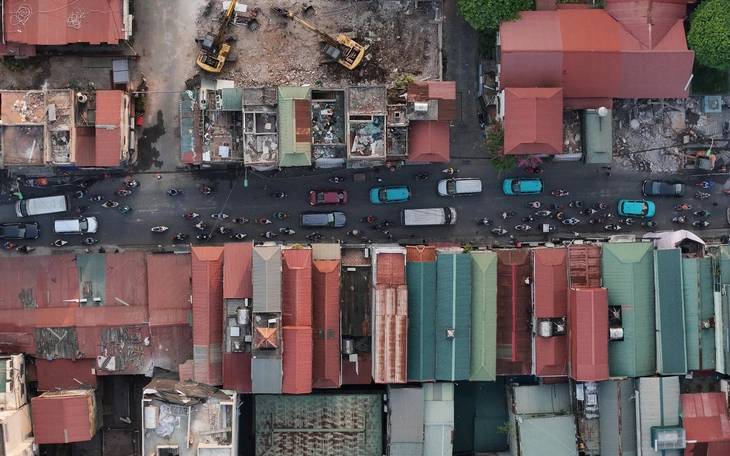 Dân Hà Nội 'kêu trời' vì con đường thi công ì ạch, bụi bay mù mịt, lất tung hết vỉa dịp cận Tết - Ảnh 19.