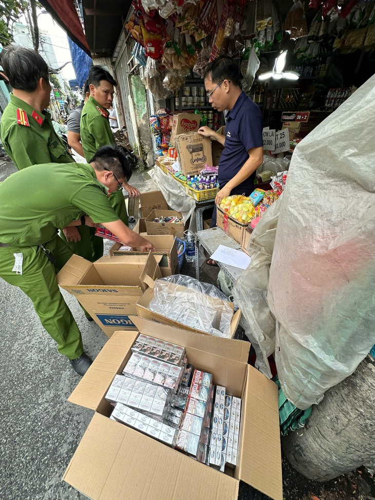 TP.HCM: bán lẻ thuốc lá lậu, chủ tủ thuốc đối mặt án phạt - Ảnh 2.