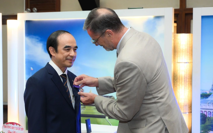 Giáo sư Đỗ Văn Đại nhận Huân chương Cành cọ hàn lâm của Pháp - Ảnh 3.