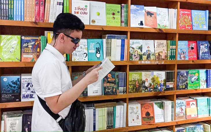 Từ chiếc radio cha nhặt được, cậu học trò khiếm thị giành giải nhất học sinh giỏi - Ảnh 2.