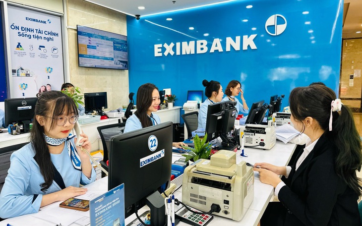 Sếp ngân hàng 'đua lệnh', vợ trưởng ban kiểm soát Eximbank bán sạch cổ phần - Ảnh 2.