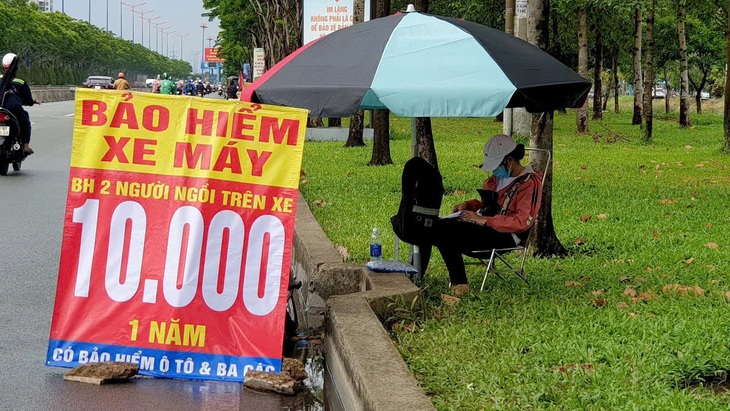 Bảo hiểm xe máy: 800 và 4.000 tỉ đồng - Ảnh 1.