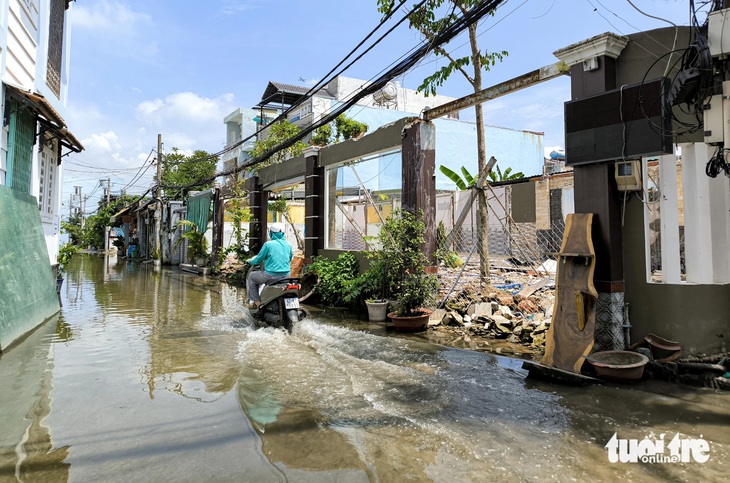 Nhiều đường ở TP Thủ Đức ngập cả tuần, chưa kịp rút lại ngập tiếp - Ảnh 2.