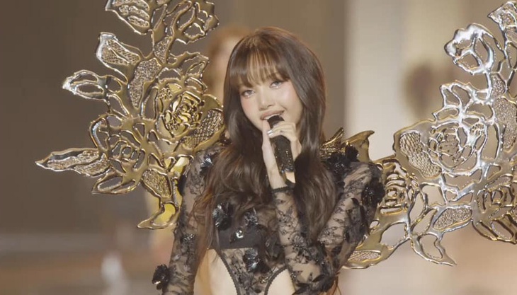 Lisa BlackPink gây sốt khi trình diễn tại Victoria’s Secret 2024 - Ảnh 2.