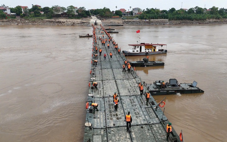 Tại sao cầu phao Phong Châu liên tục phải dừng hoạt động  - Ảnh 1.