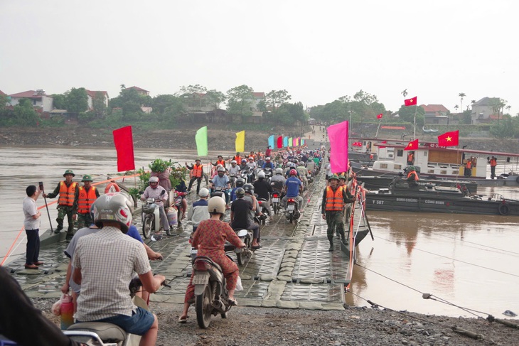 Tại sao cầu phao Phong Châu liên tục phải dừng hoạt động - Ảnh 5.