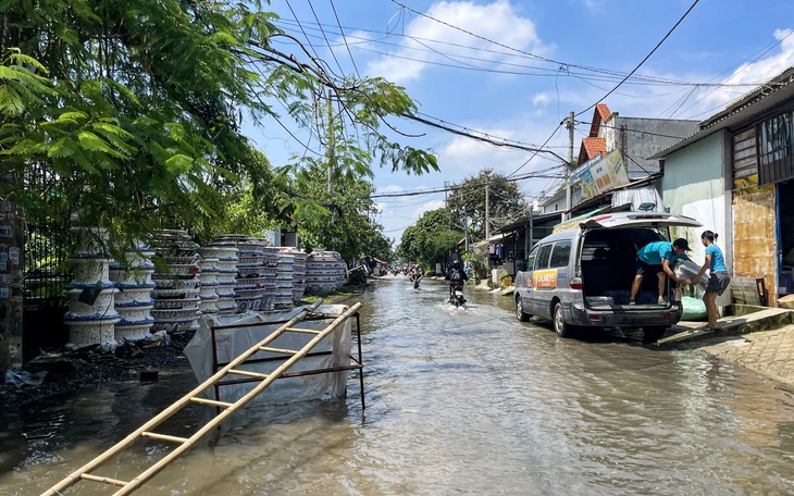 Mưa cả đêm, đến chiều hôm sau đường Bà Triệu ở huyện Hóc Môn vẫn còn ngập - Ảnh 7.