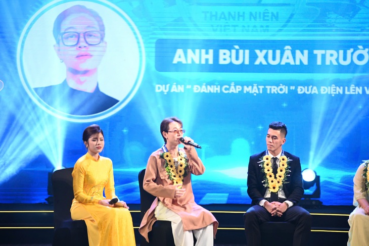 Cầu thủ Tiến Linh, rapper Double2T nhận giải thưởng Thanh niên sống đẹp - Ảnh 1.