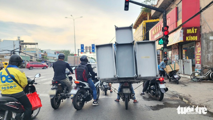 Ngán ngẩm xe chở hàng cồng kềnh... chạy bon bon trên đường - Ảnh 3.