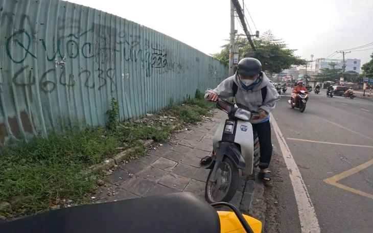 Hết xăng trên cao tốc, tài xế gọi cảnh sát giao thông nhờ… mang xăng đến - Ảnh 3.