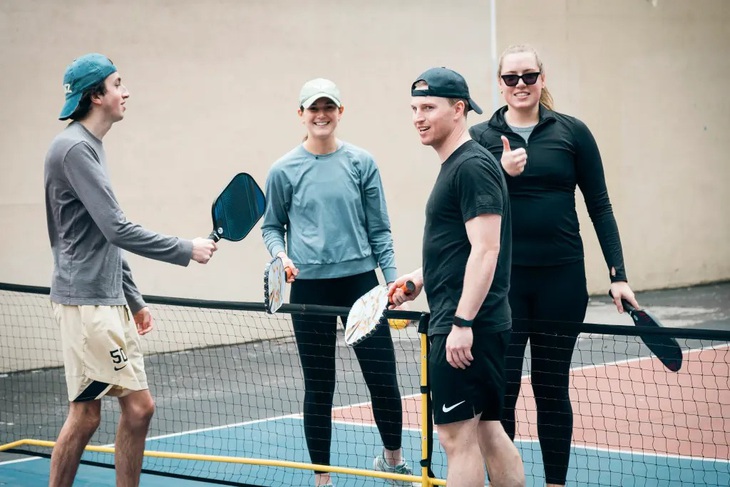 Quên Tinder đi, ra sân pickleball mà kiếm người yêu kìa! - Ảnh 2.