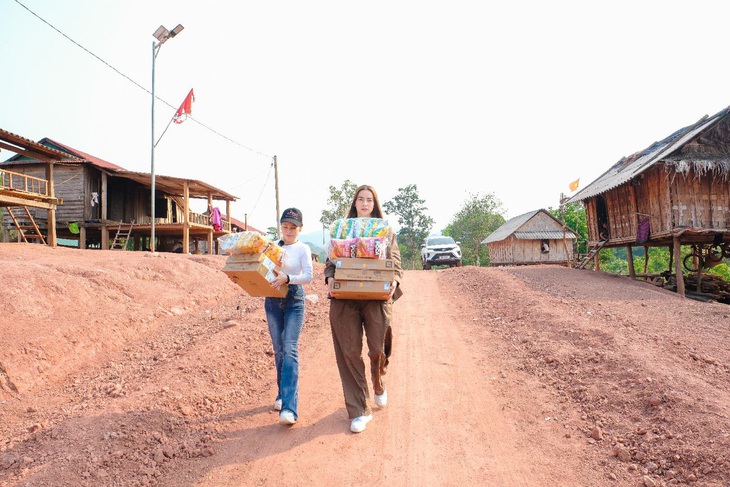 Hồ Ngọc Hà vượt gần 200km đường đèo quanh co nấu ăn cho trẻ em nghèo - Ảnh 1.