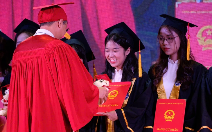 Bùng nổ đào tạo đại học không chính quy - Ảnh 4.