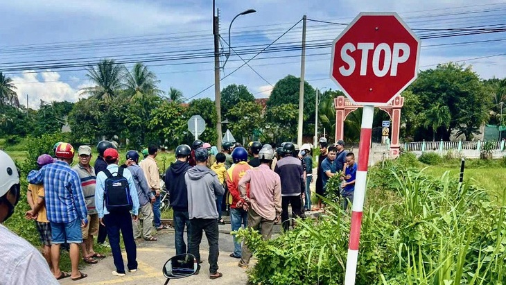 Chạy xe máy băng qua đường sắt, người phụ nữ bị tàu lửa tông trọng thương - Ảnh 1.