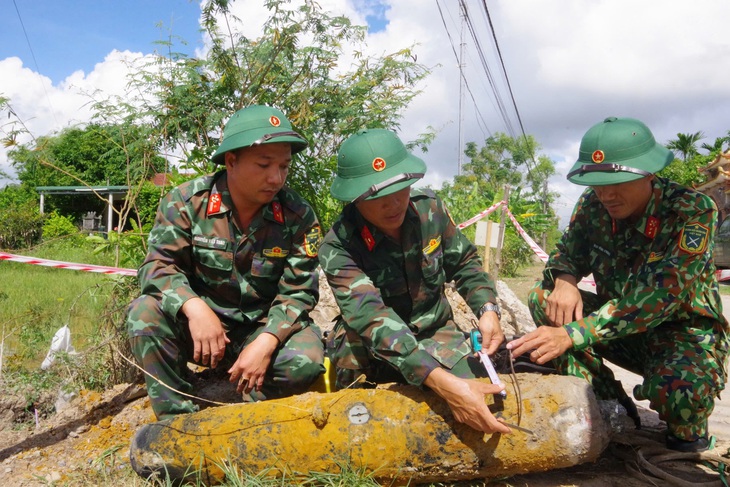 Di dời quả bom tạ trong khu dân cư đông đúc, cách nhà dân chỉ 10m - Ảnh 1.