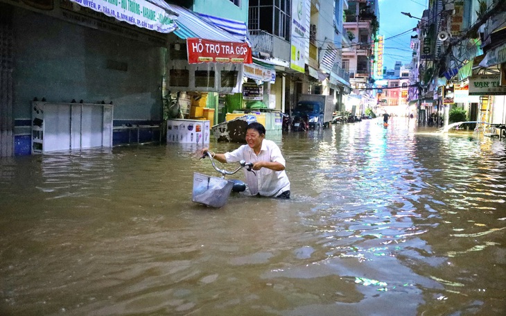 Cần Thơ xây tường ngăn nước tràn qua bến Ninh Kiều - Ảnh 3.