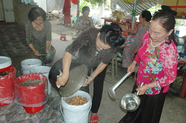 'Biệt đội tóc dài' nhân ái - Ảnh 5.