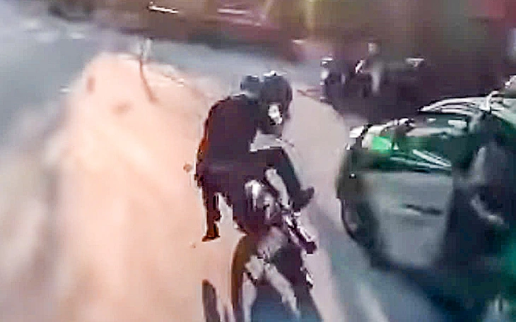 Mở cửa xe gây tai nạn: Quy tắc mở cửa xe bằng tay phải để xoay người quan sát, sao không học? - Ảnh 2.