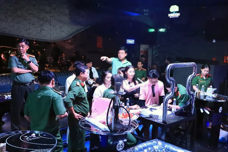 Hơn 180 cảnh sát kiểm tra các vũ trường, bar, beer club ở Biên Hòa - Ảnh 1.