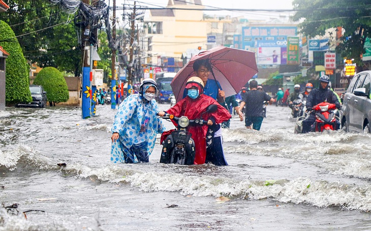 Áp thấp nhiệt đới ngoài khơi Philippines khả năng mạnh lên thành bão, hướng vào Biển Đông - Ảnh 2.