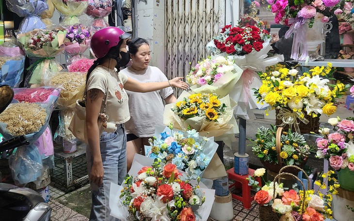 Hoa hồng Đà Lạt tăng giá liên tục trước Ngày Nhà giáo Việt Nam - Ảnh 3.