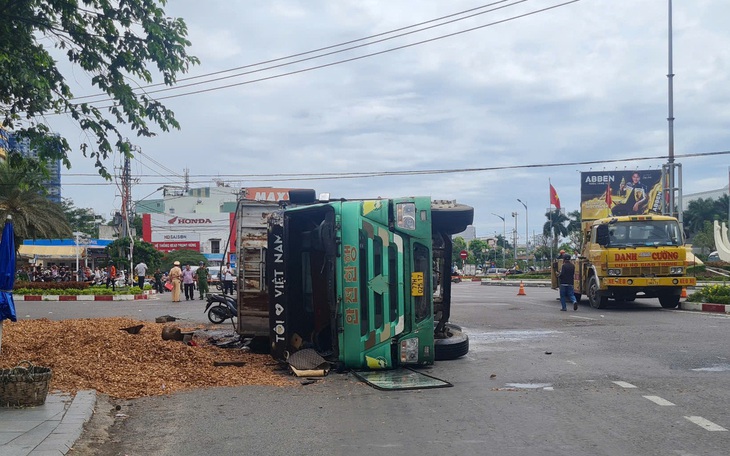 Xe tải tông dải phân cách lật ngang đè xe máy ở Hóc Môn - Ảnh 3.