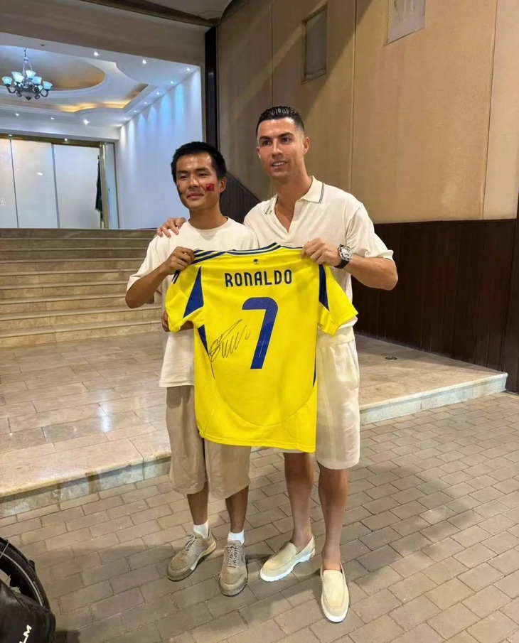 Nam thanh niên đạp xe 13.000km đến Ả Rập gặp Ronaldo - Ảnh 4.