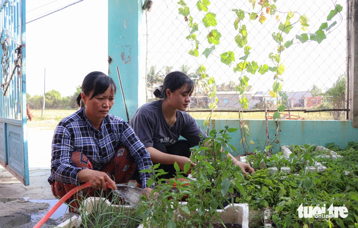 ‘Mình ráng vào Đại học Nông Lâm TP.HCM, như hoa thơm tặng cha trên trời’ - Ảnh 1.