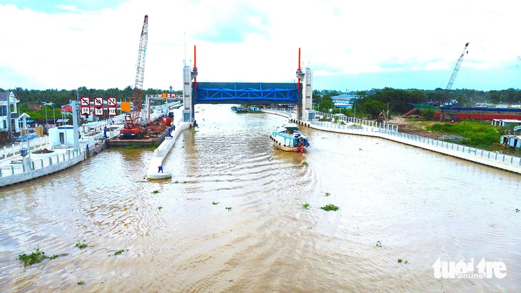 Cống ngăn mặn lớn thứ 2 miền Tây hoàn thành, tàu thuyền vẫn qua bình thường lại khi cống đóng   - Ảnh 1.