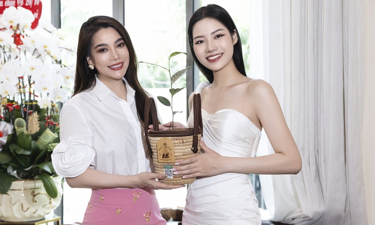 Cao Ngọc Bích rạng rỡ lên đường dự thi Miss Earth 2024 - Ảnh 1.