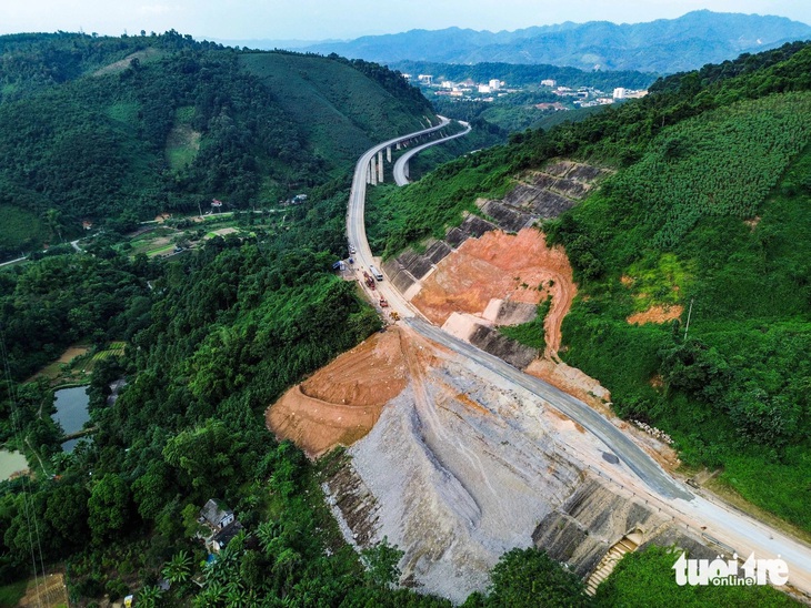 Cả tháng sau mưa bão, cao tốc Nội Bài - Lào Cai vẫn ngổn ngang sạt lở - Ảnh 1.