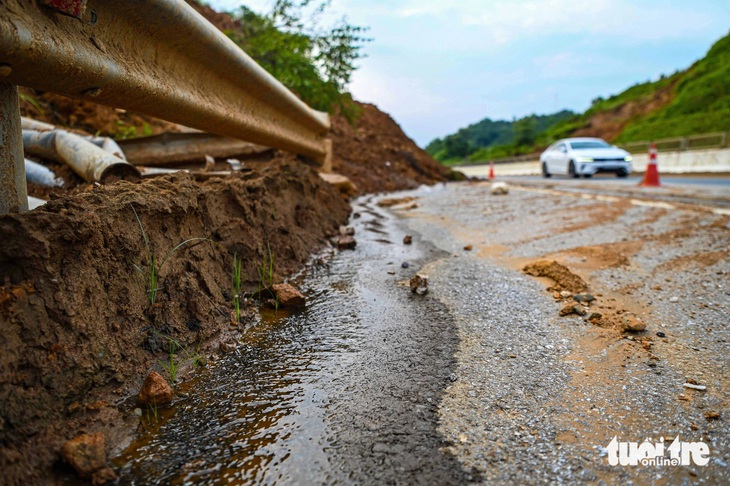 Hơn 1 tháng sau mưa bão, cao tốc Nội Bài - Lào Cai vẫn ngổn ngang sạt lở - Ảnh 12.