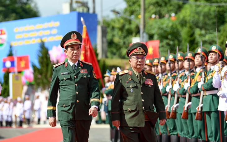 Hai bộ trưởng Bộ Quốc phòng Việt Nam – Lào hội đàm và ký nghị định thư - Ảnh 5.