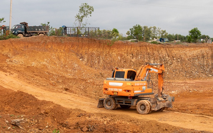 Lu rùng thi công cao tốc Bắc - Nam khiến nhà dân nứt toác, nguy hiểm đến tính mạng - Ảnh 2.